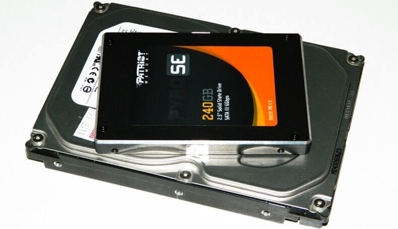 Üstü kapalı 3,5 inçlik bir sabit diskin üzerine 2,5 inçlik 240 GB kapasiteli bir SSD konmuş; iki cihazın boyut farkı görülüyor.