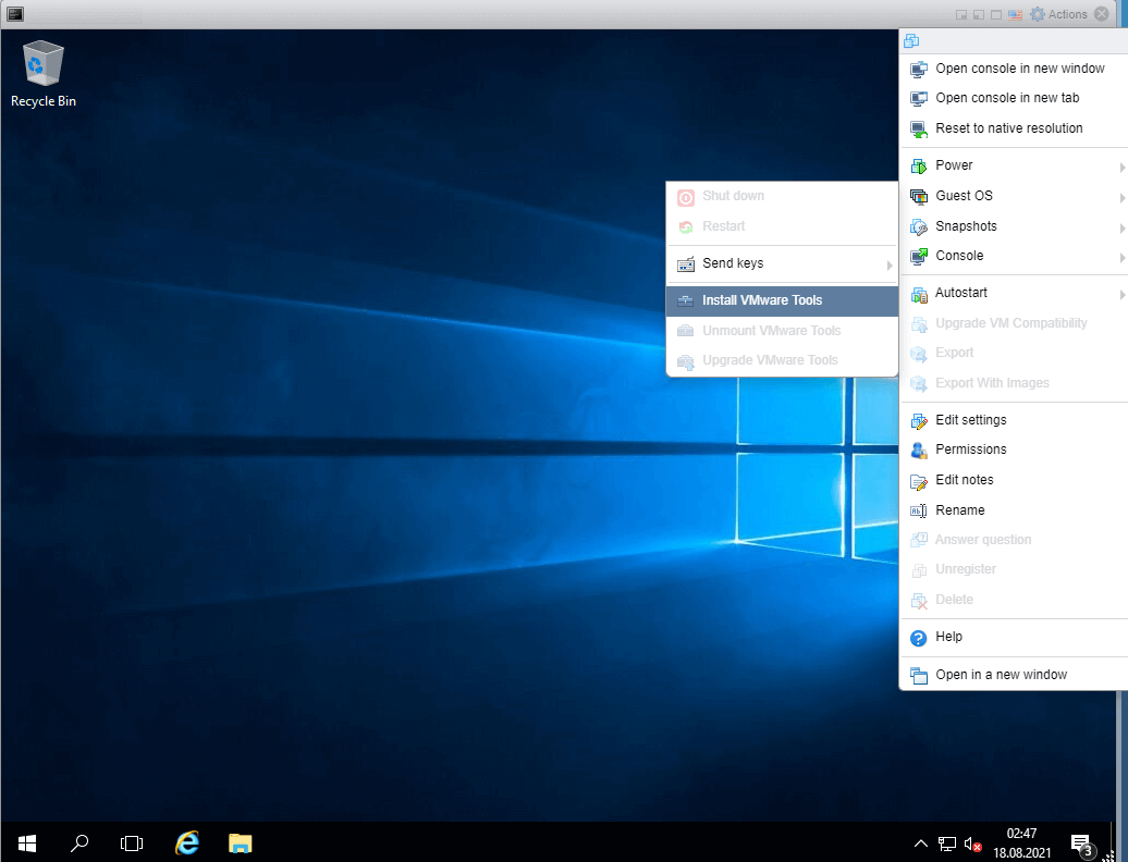 Sanal makine konsolunda Windows 10 masaüstü. Sağ üstteki Actions menüsü açık; Guest OS satırının alt menüsünde "Install VMware Tools" seçili. Alt menüde ayrıca Shut down, Restart, Send keys, Unmount VMware Tools ve Upgrade VMware Tools seçenekleri var.