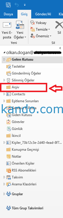 Outlook klasör listesi tam hâliyle açık. Gelen Kutusu, Taslaklar, Gönderilmiş Öğeler ve altındaki klasörler görünüyor; kırmızı okla Arşiv klasörü işaret ediliyor.