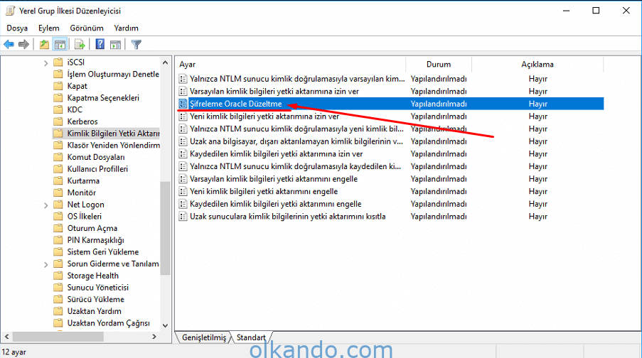 Kimlik Bilgileri Yetki Aktarımı klasörünün ilke listesi. Kırmızı okla işaretlenmiş "Şifreleme Oracle Düzeltme" ilkesi seçili; durumu Yapılandırılmadı.