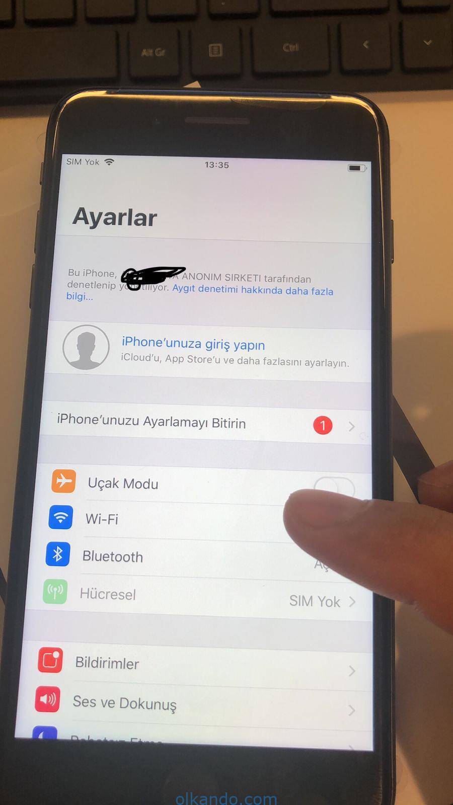 iPhone Ayarlar ekranı. En üstte "Bu iPhone, ... tarafından denetlenip yönetiliyor" bildirimi ve aygıt denetimi hakkında bağlantı görünüyor.