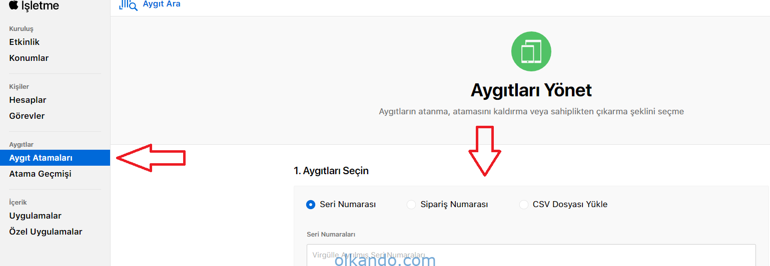Apple İşletme Yönetimi paneli. Sol menüde Aygıt Atamaları seçili (kırmızı okla işaretli); sağda "Aygıtları Yönet" başlığı ve "1. Aygıtları Seçin" bölümünde Seri Numarası, Sipariş Numarası, CSV Dosyası Yükle seçenekleri var.