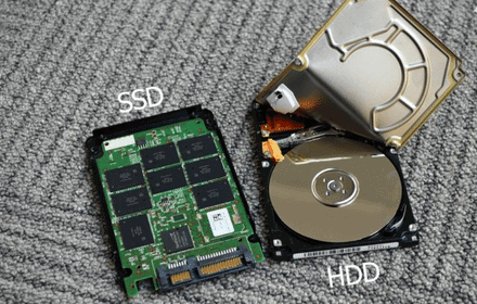 Kapağı açılmış bir SSD ile bir HDD yan yana: solda SSD'nin bellek yongaları, sağda HDD'nin dönen plakası