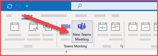 Outlook şeridinde Takvim sekmesi. Kırmızı ok, "Teams Meeting" grubundaki "New Teams Meeting" düğmesini gösteriyor.