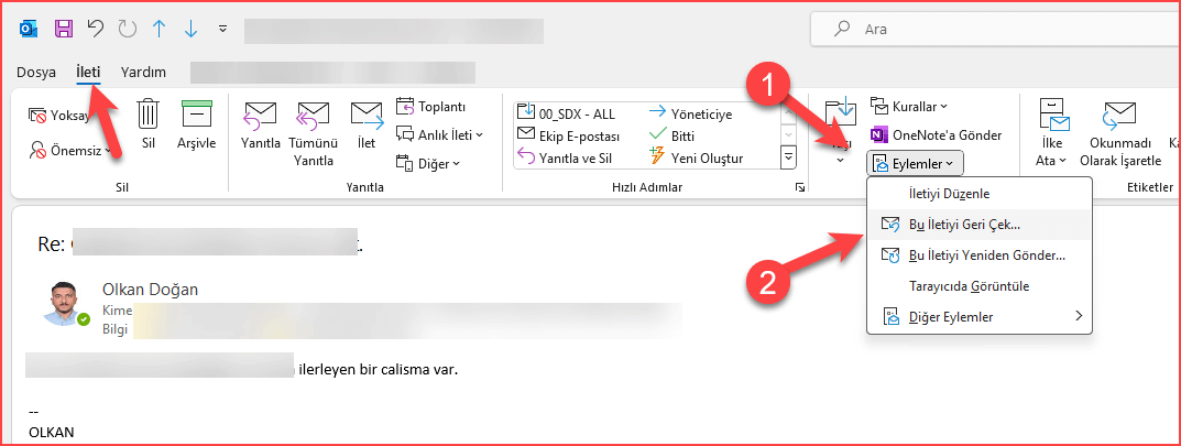 Outlook'ta gönderilmiş bir ileti açık. Kırmızı oklarla önce üst şeritteki İleti sekmesi, ardından Eylemler menüsü ve açılan listedeki "Bu İletiyi Geri Çek…" seçeneği işaret ediliyor.