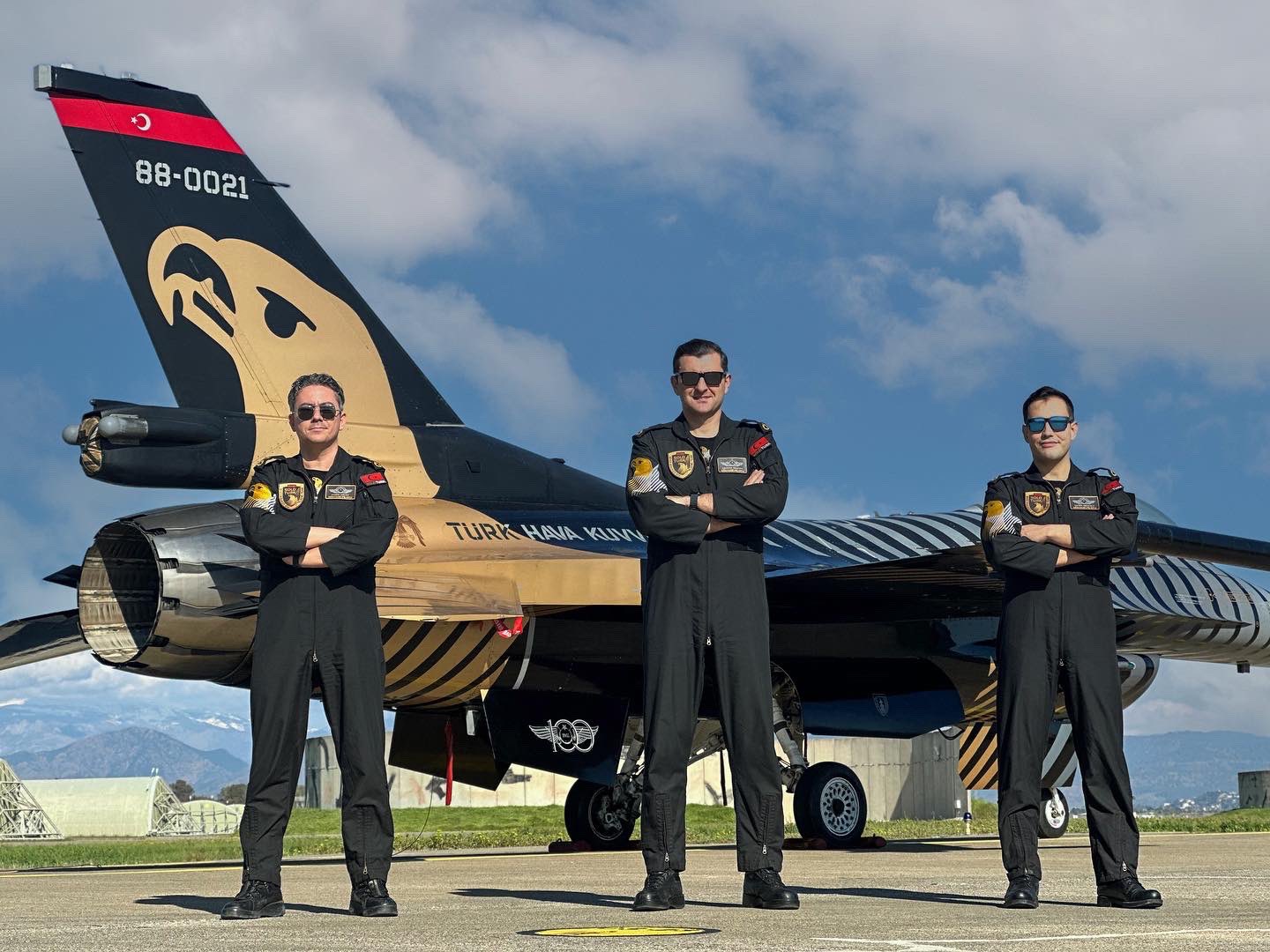 SOLOTÜRK F-16 uçağı ve pilotlarıyla gösteri öncesi poz